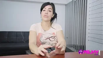 Tía cachonda arrestada por llevar cosas pervertidas en el bolso