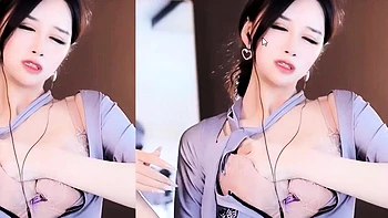 Asian Teen Masturbates Close-Up on Webcam
