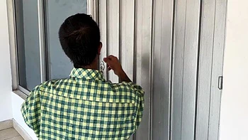 Big Ass Latina Seduces A Small Religious Man Who Visits Her To Preach To Her But Ends Up Him Hard Until She Receives All Hismilk