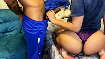 Mulher brasileira com bunda grande transa com pau enorme em